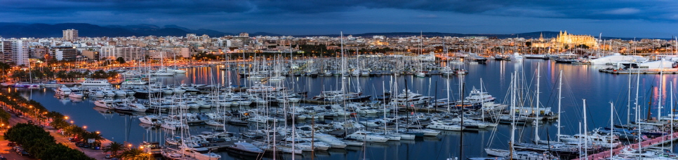 Palma de Mallorca Hafen und Stadt bei Nacht